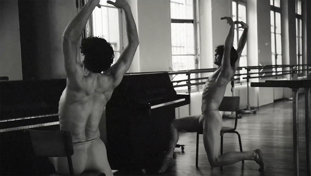 Carica il video: 